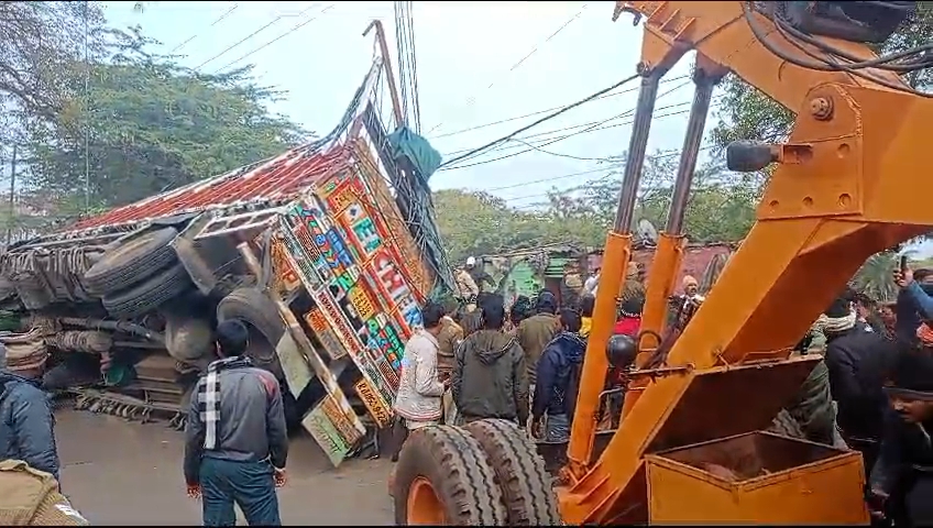 shivpuri, Truck overturns  , both killed