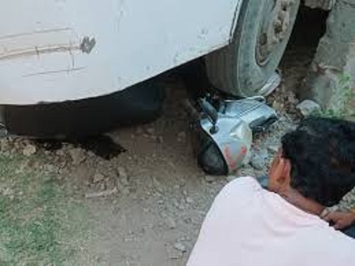 burhampur, bus failed,   scooter parked 