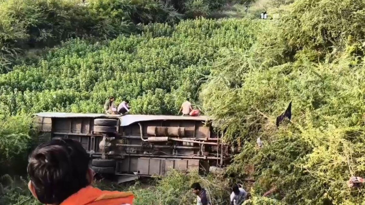 bhind,   bus full of passengers , ditch