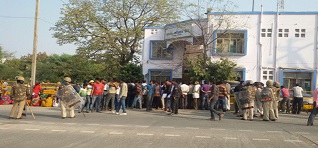 सरकारी ज़मीन पर झुग्गियों का निर्माण