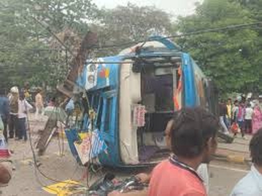satna,  bus overturned ,electric pole