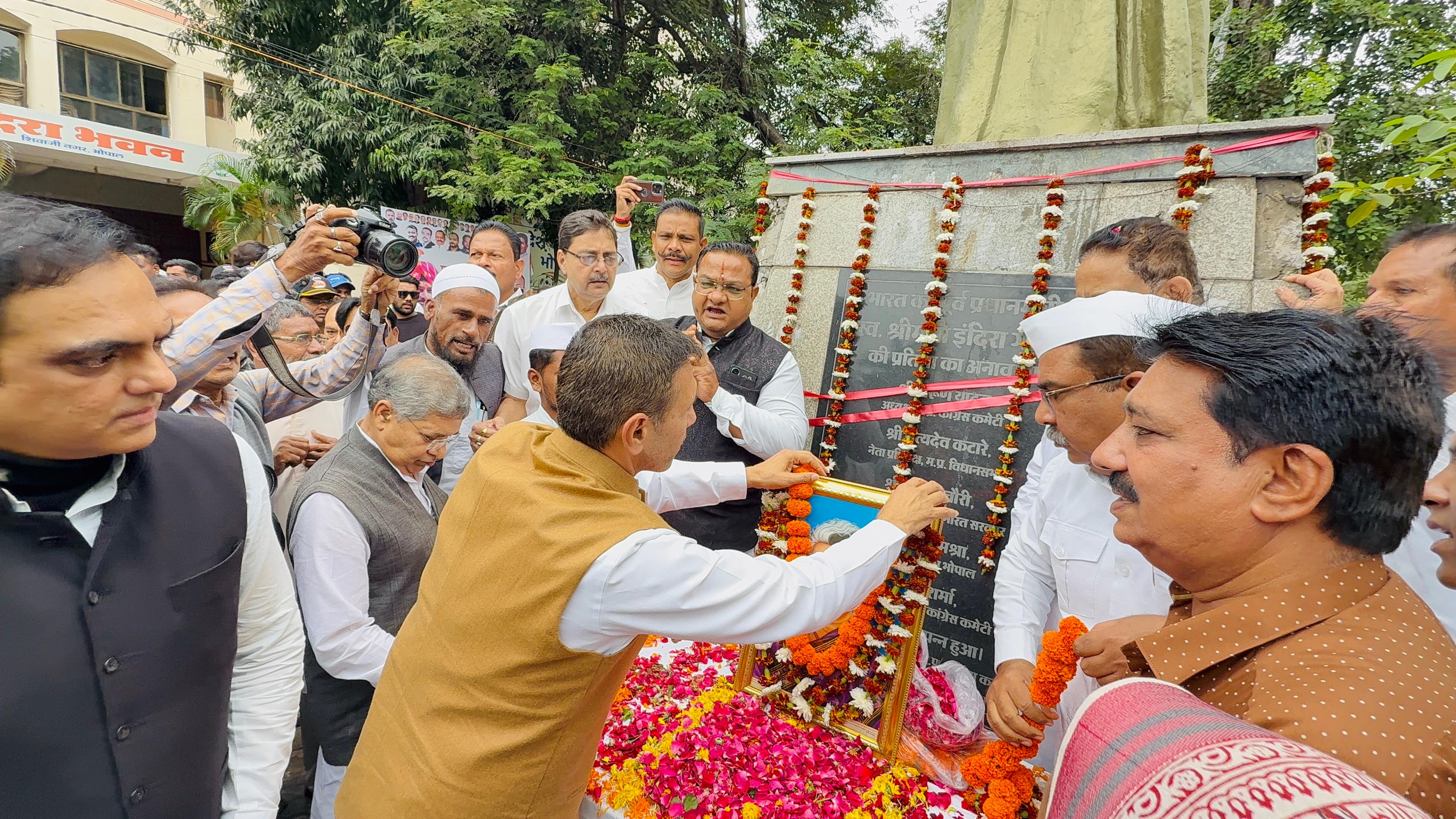 bhopal, Congress leaders, pay floral tributes
