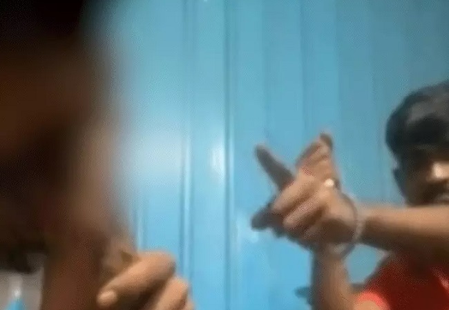 bhopal,   youth from Madhya Pradesh , knifepoint 