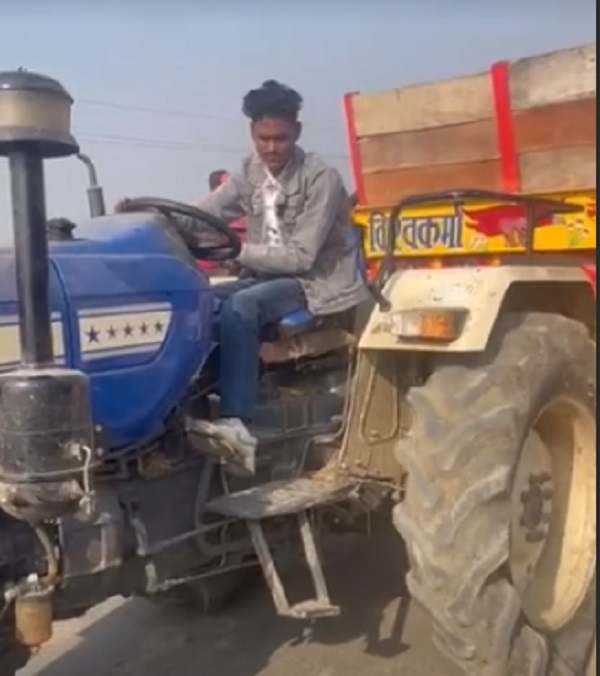 datia, tractor loaded with sand  , killing a woman