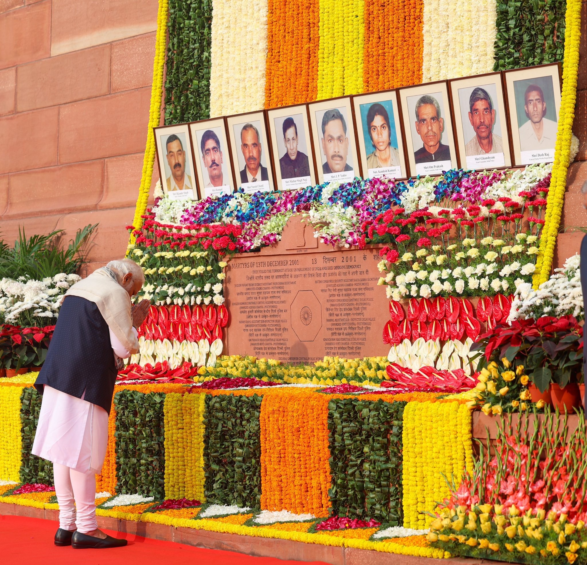 Delhi,Parliament attack anniversary,Nation pays tribute to martyrs