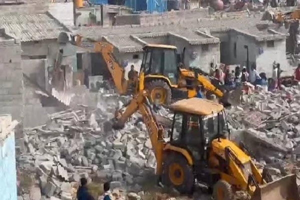  Bengaluru, Bulldozer,   action,  Over 200 houses ,  demolished, hundreds ,  rendered homeless