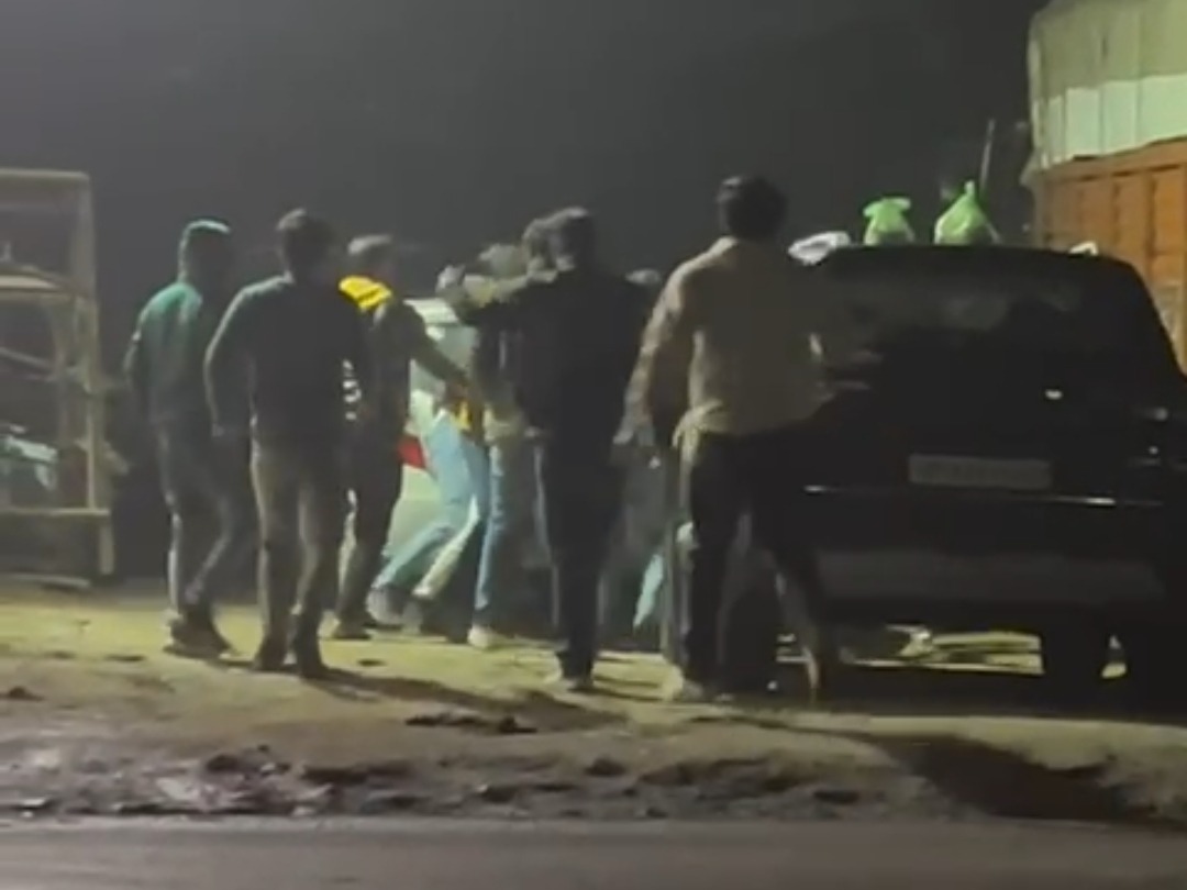 Violent clash between two groups in front of Rambai Dharamshala in Dindori