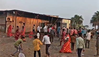 Sagar ,  liquor shop,  protest , violent: Police , vandalized