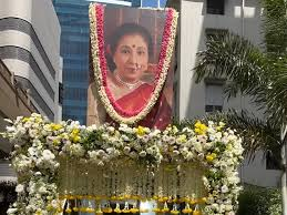 Asha Bhosle, bid farewell, moist eyes, final journey, place, flower-decorated ,Moksha Rath