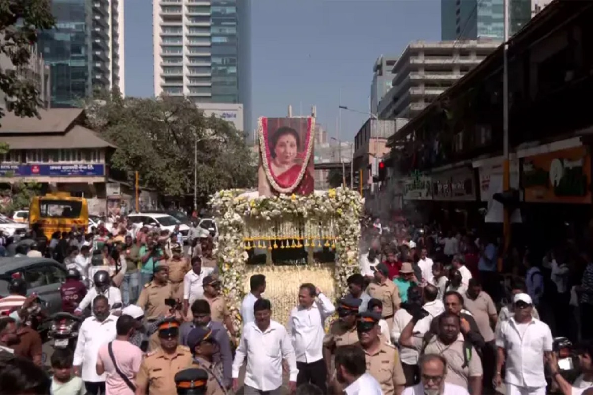 Asha Bhosle, bid farewell, moist eyes, final journey, place, flower-decorated ,Moksha Rath