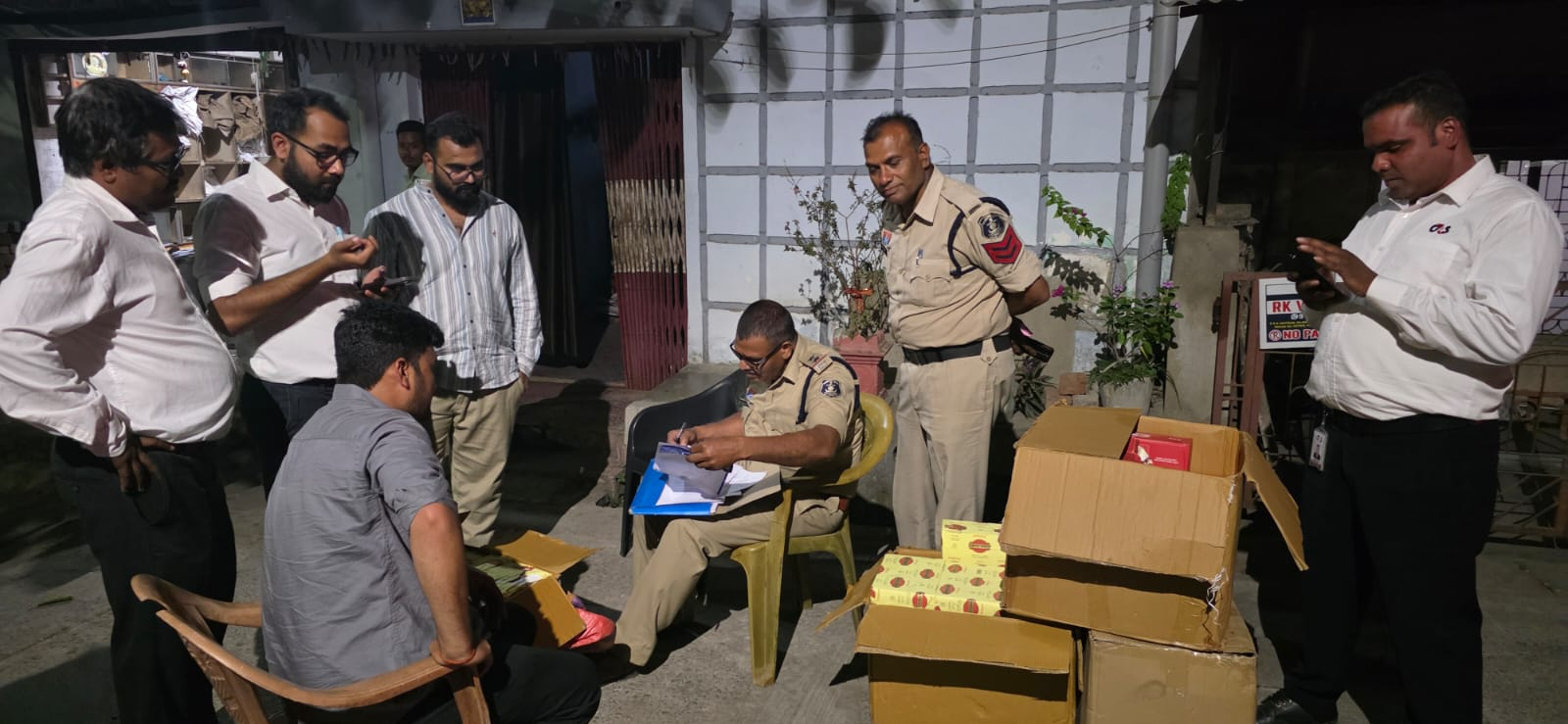 Bilaspur , busts fake , Gold Flake cigarettes, ITC 