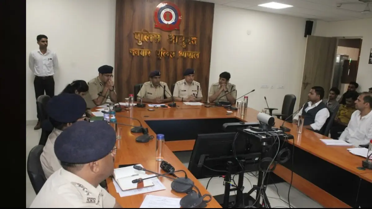 Bhopal, Strictness , nightlife , mandatory closure , pubs and bars , 12 midnight