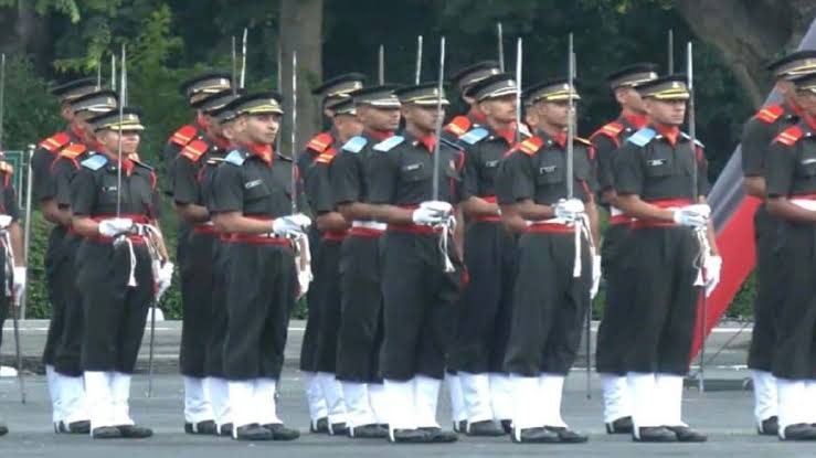 Army changes uniform traditions; ,colonial-era vestiges done away