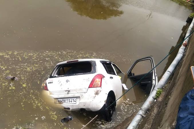accident , Rajgarh: Car, pond, five dead
