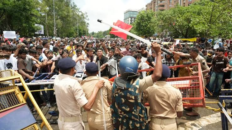 Student protests, Patna turn violent; water cannons , march