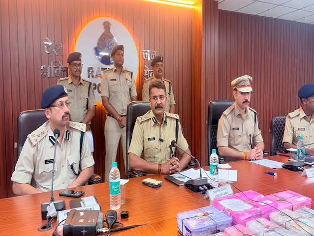 gold , silver heist ,  Indore solved,  six accused arrested.