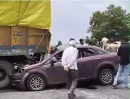 Road ,accident , Ujjain: Car collides ,truck; couple dies.