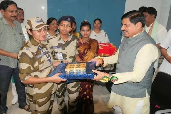  CISF महिला जवान CM मोहन यादव से राखी बंधवाकर हुईं भावुक