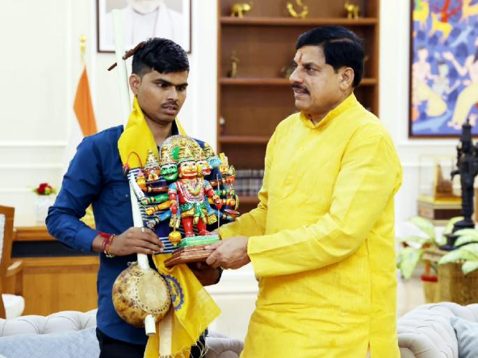 CM honors the talent of visually impaired singer Sunil Lodhi.