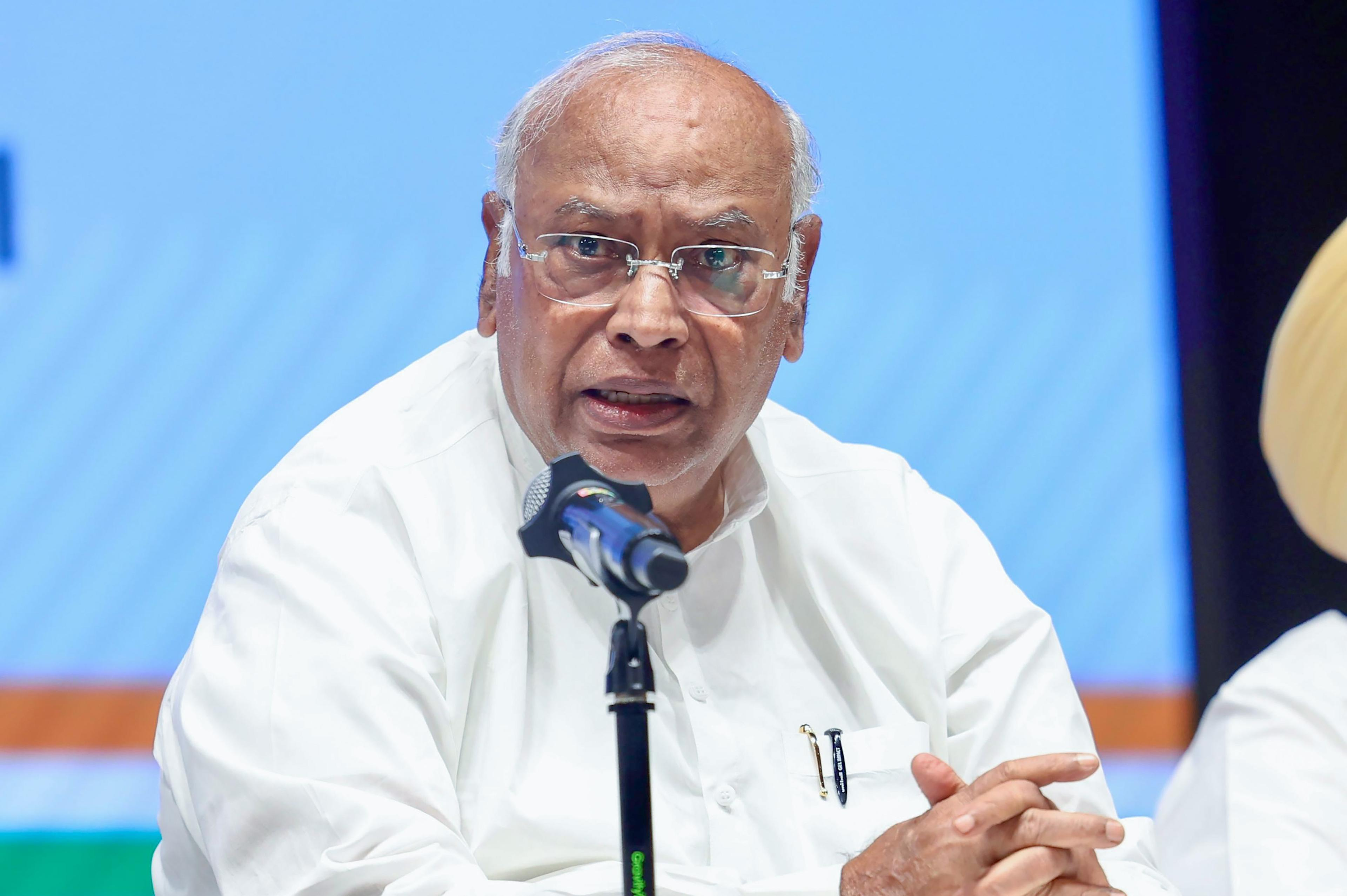 Kharge attacks the Central Government over the FIR against Rahul Gandhi.