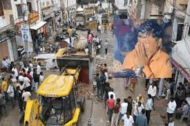 Municipal team unable to move standing Hanuman idol in Ujjain; tears in devotees\