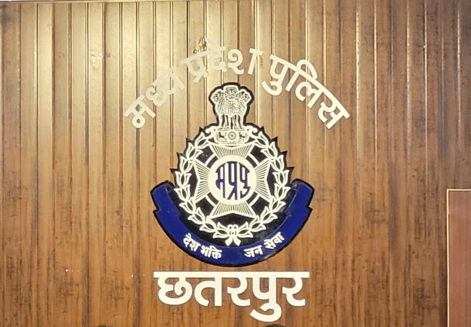 Minor in Chhatarpur levels serious allegations against mother and a young man; both absconding.