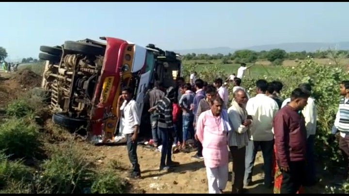 raisen, Passenger bus, overturned, 24 passengers injured