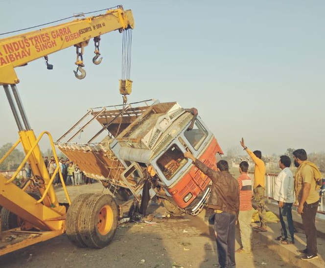balaghat,  Cabbage truck, overturned uncontrollably ,collided , bridge railing