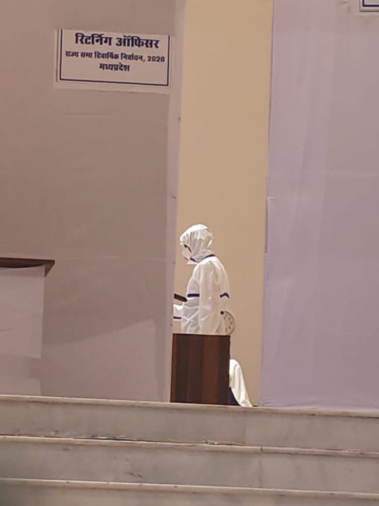 bhopal,Congress MLA, Kunal Choudhary ,arrives assembly ,vote, wearing PPE kit
