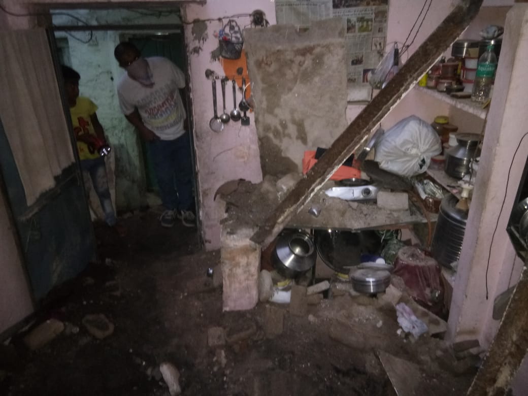 ratlam, injured father, also succumbed ,death ,three ,roof falling.