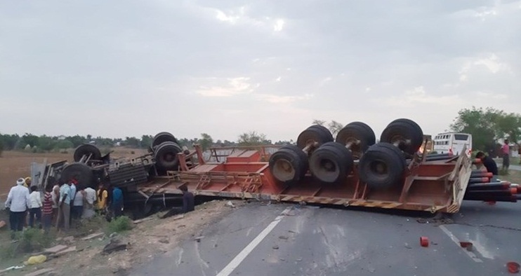 shivpuri, High speed, trolley driver ,dies ,hitting tractor