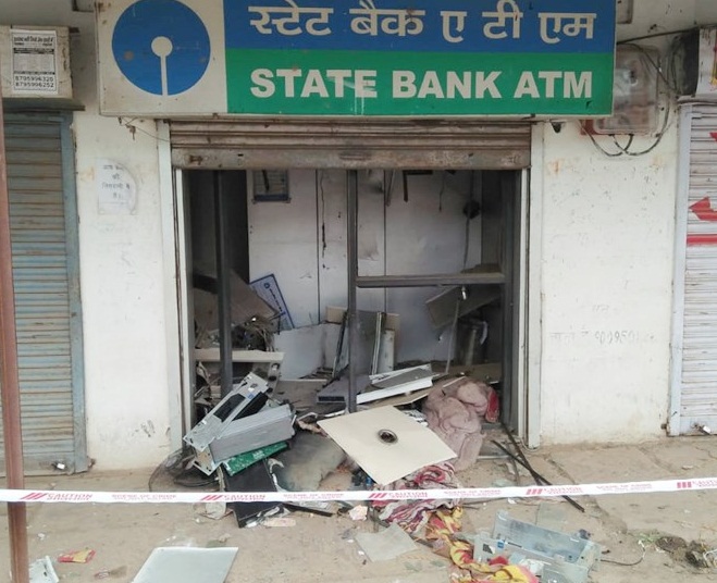 panna, Two miscreants ,flew ATM ,dynamite, seven lakh rupees, guard hostage