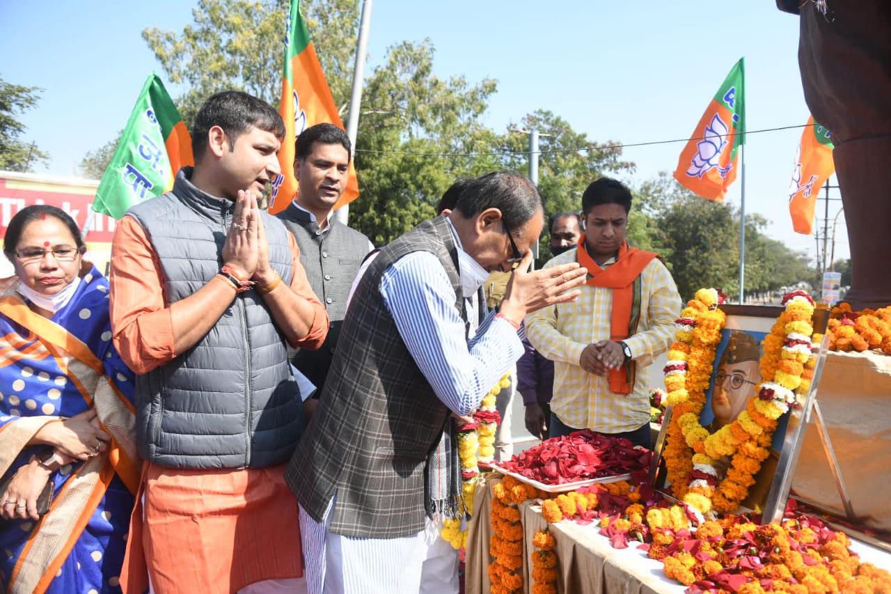 bhopal, CM Shivraj garlanded , statue of Netaji Subhash Chandra Bose, taunted Congress