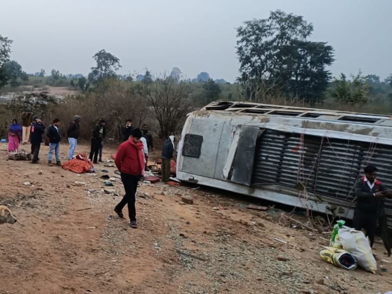 Shahdol, Bus from Lucknow , Kawardha overturned , workers, one dead
