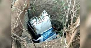 Barwani, Pickup carrying laborers falling in a well, 2 killed