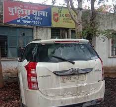 bhind, Police caught ,two miscreants, running away , robbing XUV car