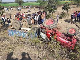 rajgarh, One boy , 13 women injured , tractor-trolley overturned