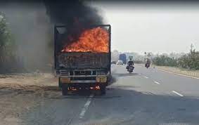 narsihpur, Fire broke out , mini truck, running  highway