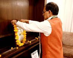 bhopal, Chief Minister Chouhan, pays tribute