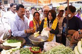 indore,Ankita, who sells vegetables , Minister Silavat honored