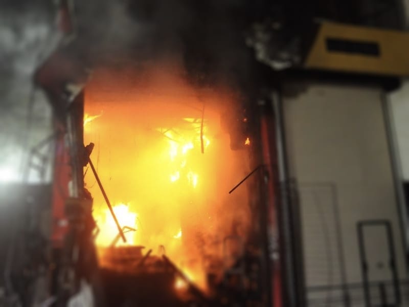 खंडवा की  एक दुकान में लगी आग बिल्डिंग ढहने से 5 लोग दबे