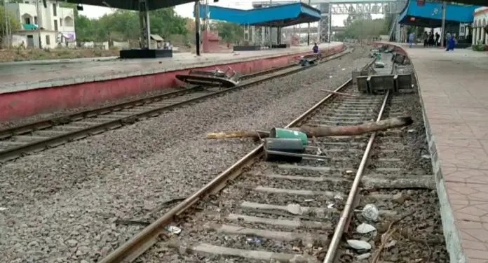 अग्निपथ प्रदर्शन को लेकर रेलवे  ट्रैक को  पहुंचाया  नुकसान  