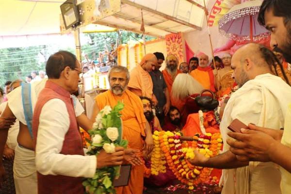 मुख्यमंत्री शिवराज ने स्वामी स्वरूपानंद सरस्वती जी के अंतिम दर्शन कर श्रद्धा सुमन अर्पित किये 