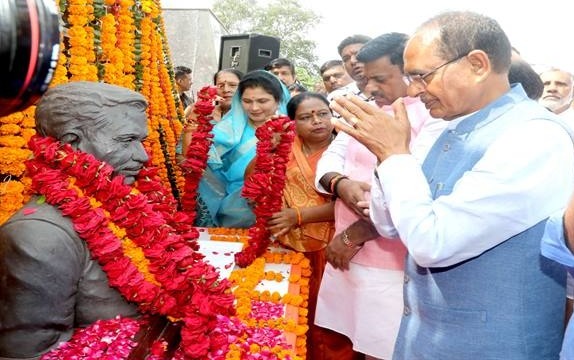 मुख्यमंत्री ने कहा पं. दीनदयाल उपाध्याय का मानना था जनता ही भगवान उनकी सेवा भगवान की सेवा है 