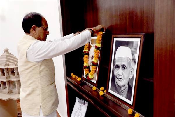लाल बहादुर शास्त्री और गाँधी जयंती पर सीएम शिवराज ने किया नमन 