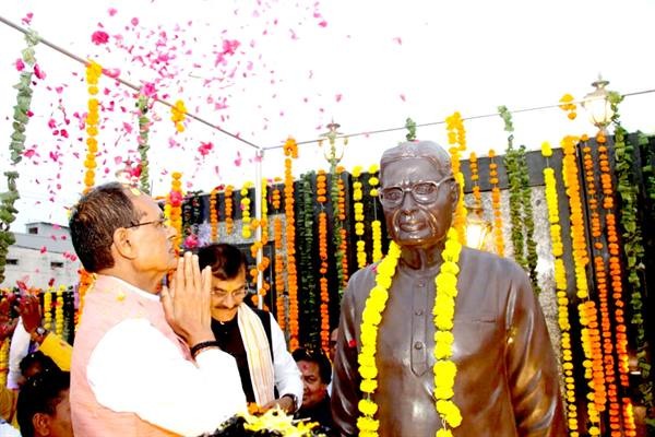 सुल्तानपुर में पूर्व मुख्यमंत्री स्व. श्री पटवा की प्रतिमा का किया गया अनावरण