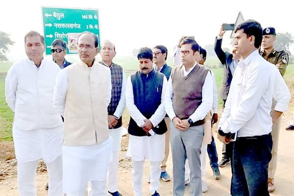 मुख्यमंत्री शिवराज ने छीपानेर में नव-निर्मित पहुँच मार्ग और पुल का औचक निरिक्षण किया 