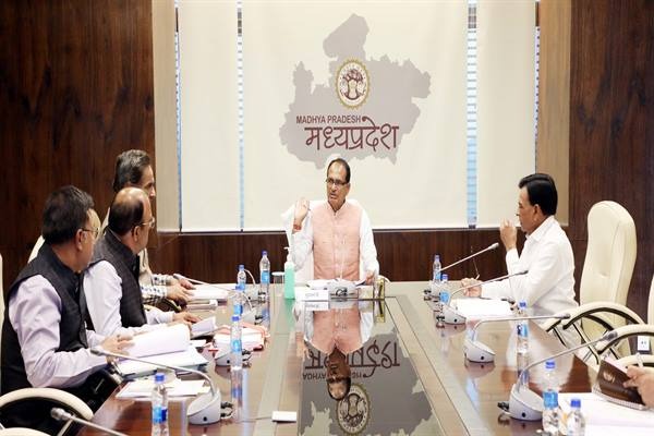 मुख्यमंत्री शिवराज ने कहा सिंचाई परियोजनाओं को समय पर करें पूरा 