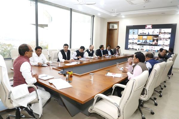 सीएम चौहान ने  निर्माणाधीन बड़ी परियोजनाओं की समीक्षा बैठक की 