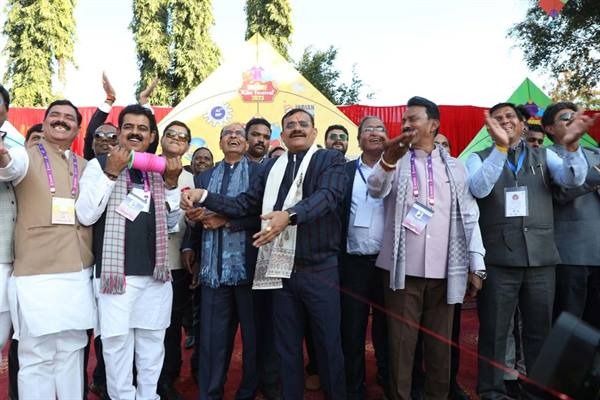 प्रदेश के मुख्यमंत्री शिवराज ने इंदौर में उड़ाई पतंग 